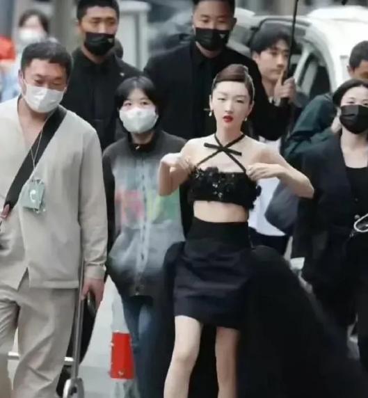 如果没有对比，我一直认为周冬雨穿这件黑色礼服很好看（图一）。可是有了同款后才惊