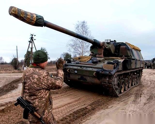 德国人那个号称“地表最强”的PzH2000自行火炮，神话破了。拉到乌克兰，本以