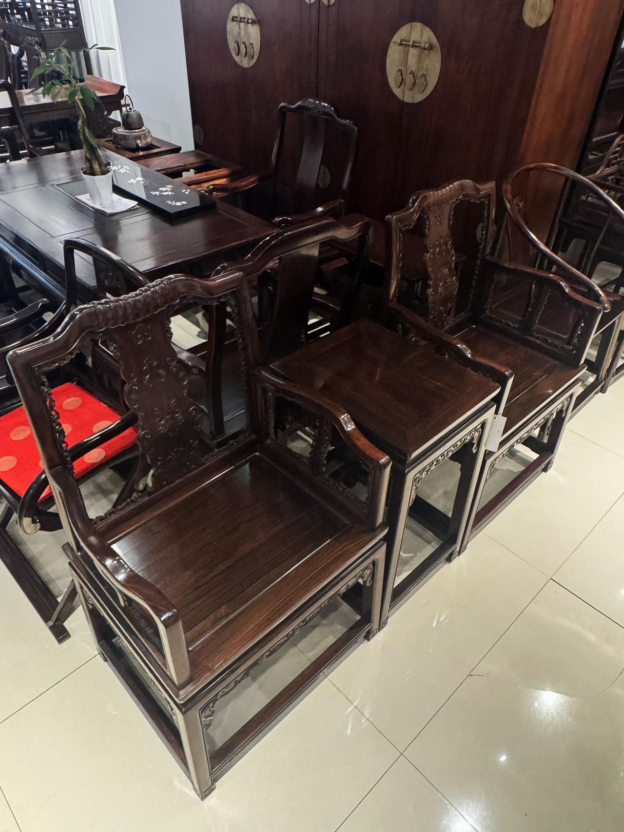 一款大红酸枝家具，如何才能算得上精品呢？我们经常聊一件家具的器型工艺，用料和韵味