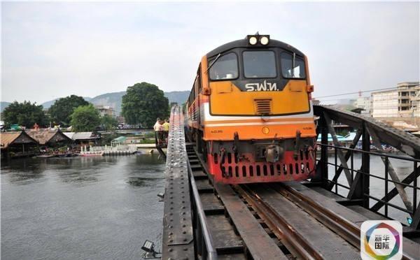 幸亏中国没中标！泰国高铁选择日本人建设，建成后让泰国欲哭无泪。一辆贴着“测试中”