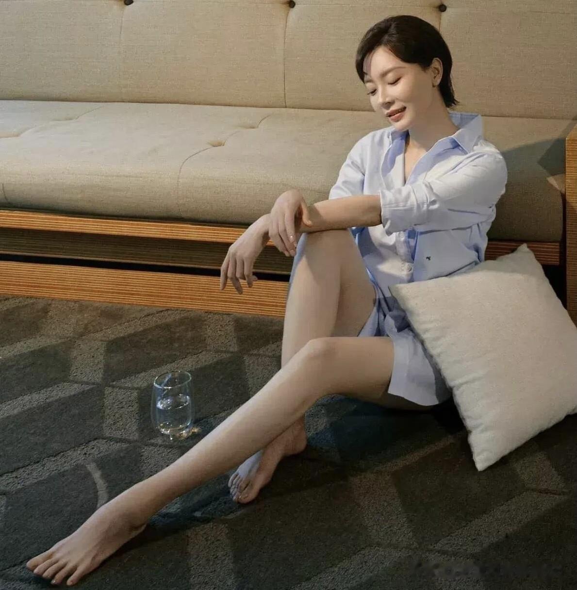她是医美最成功的一位演员，自信优雅，身材比例真好，腰好细，一条浅蓝长裙很有气质，