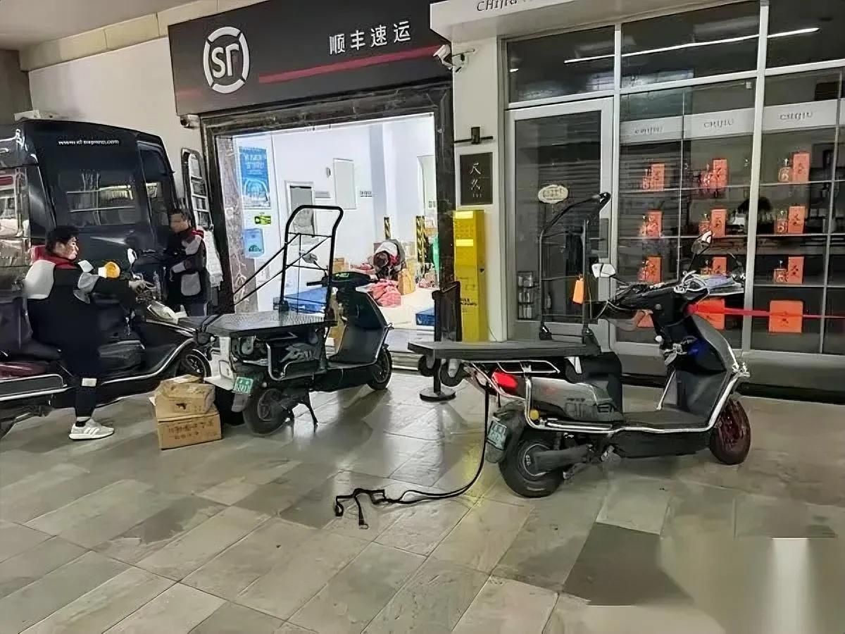 顺丰小哥工资条让我酸了！本科毕业的我差在哪？跟顺丰小哥闲聊时，他晒出月入