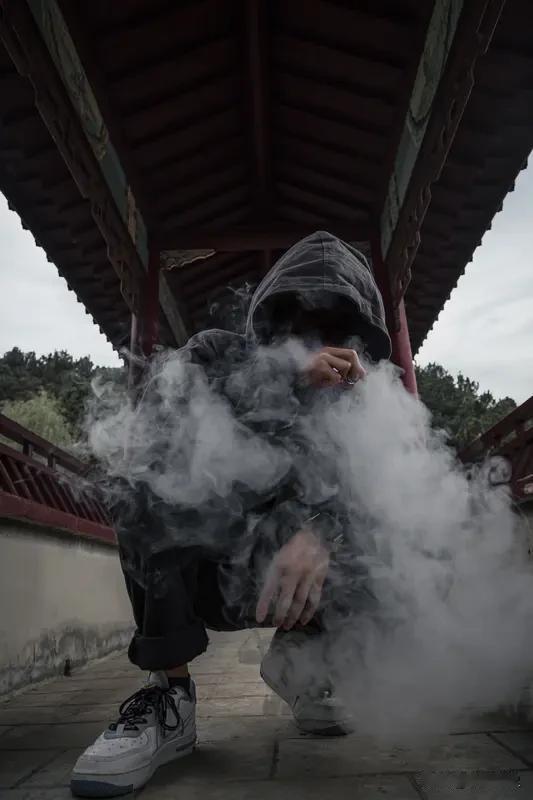 清朝传奇故事清朝道光年间，鸦片烟盛行，全国约有200万吸食者，上至文武大员，下