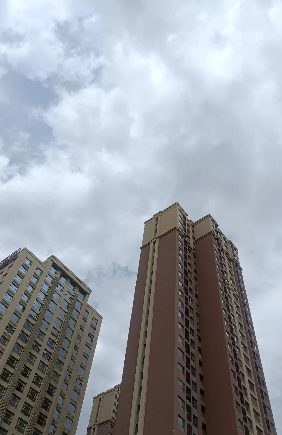 前两天我老公和一个朋友通电话他说他正卖房子呢他的房子是一楼他的准儿媳相不