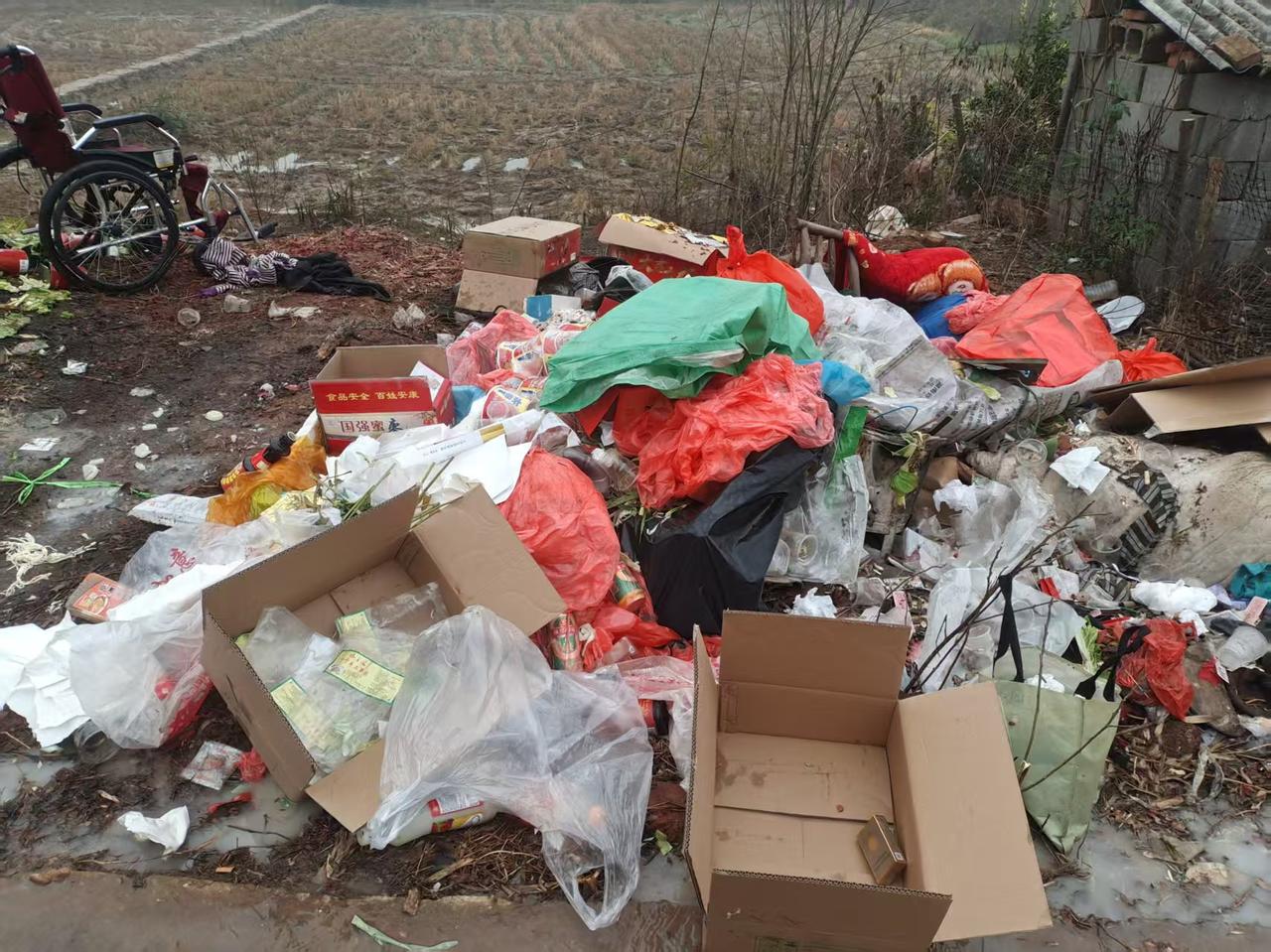 逆天了，60岁单身的叔叔，在自己妈妈过世后，躲在自己的小房子里面，不露面。亲兄弟