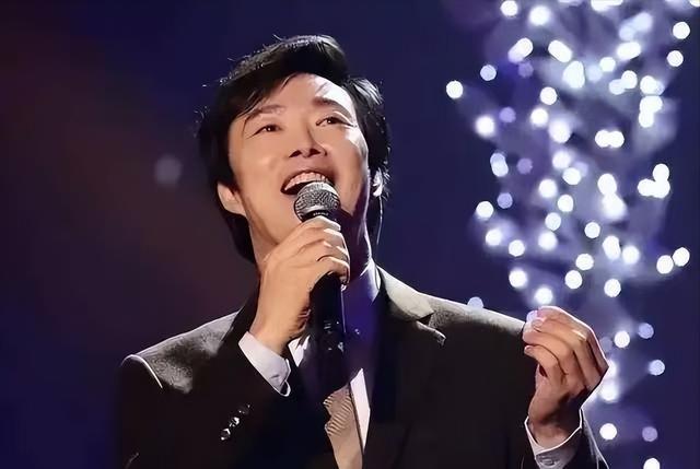 1981年，费玉清在日本女友家过夜，女友贴心地放好洗澡水。他刚跨进浴缸，女友就