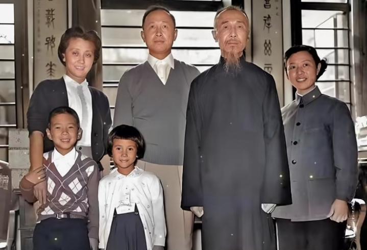 50年代，钱学森一家和父亲的合影这父子俩长得真像，都是气宇不凡