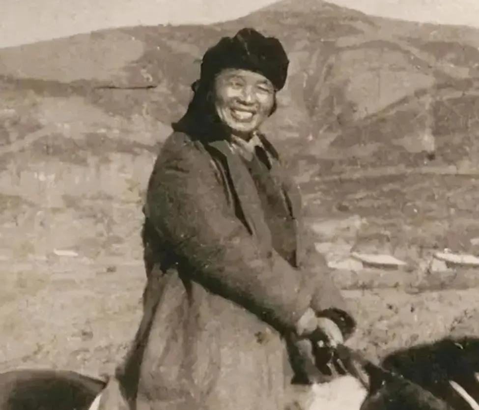 1937年，女红军张琴秋被抓后，1名马家军的旅长厉声喝问她：“你是不是张琴秋？”