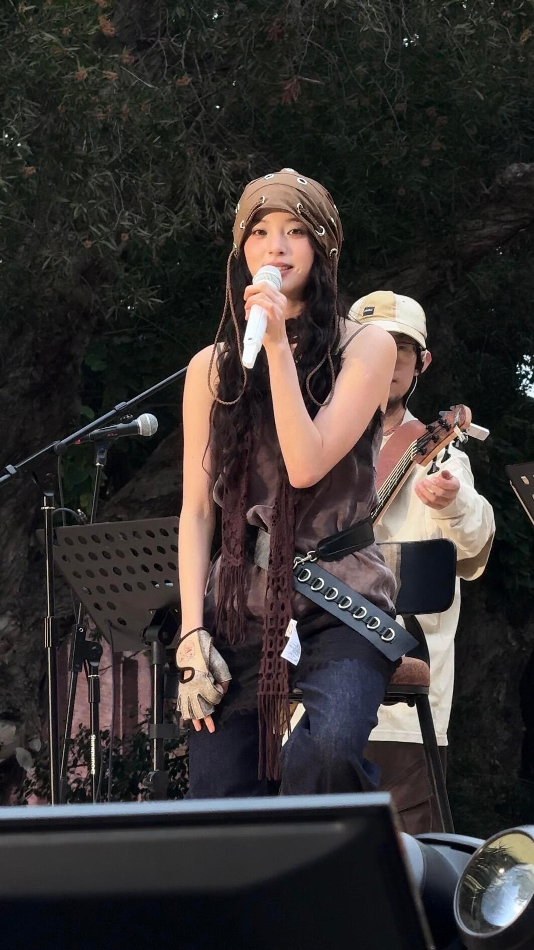 欧阳娜娜音乐会彩带是她的照片这个想法完全天才！怎么这么可爱！