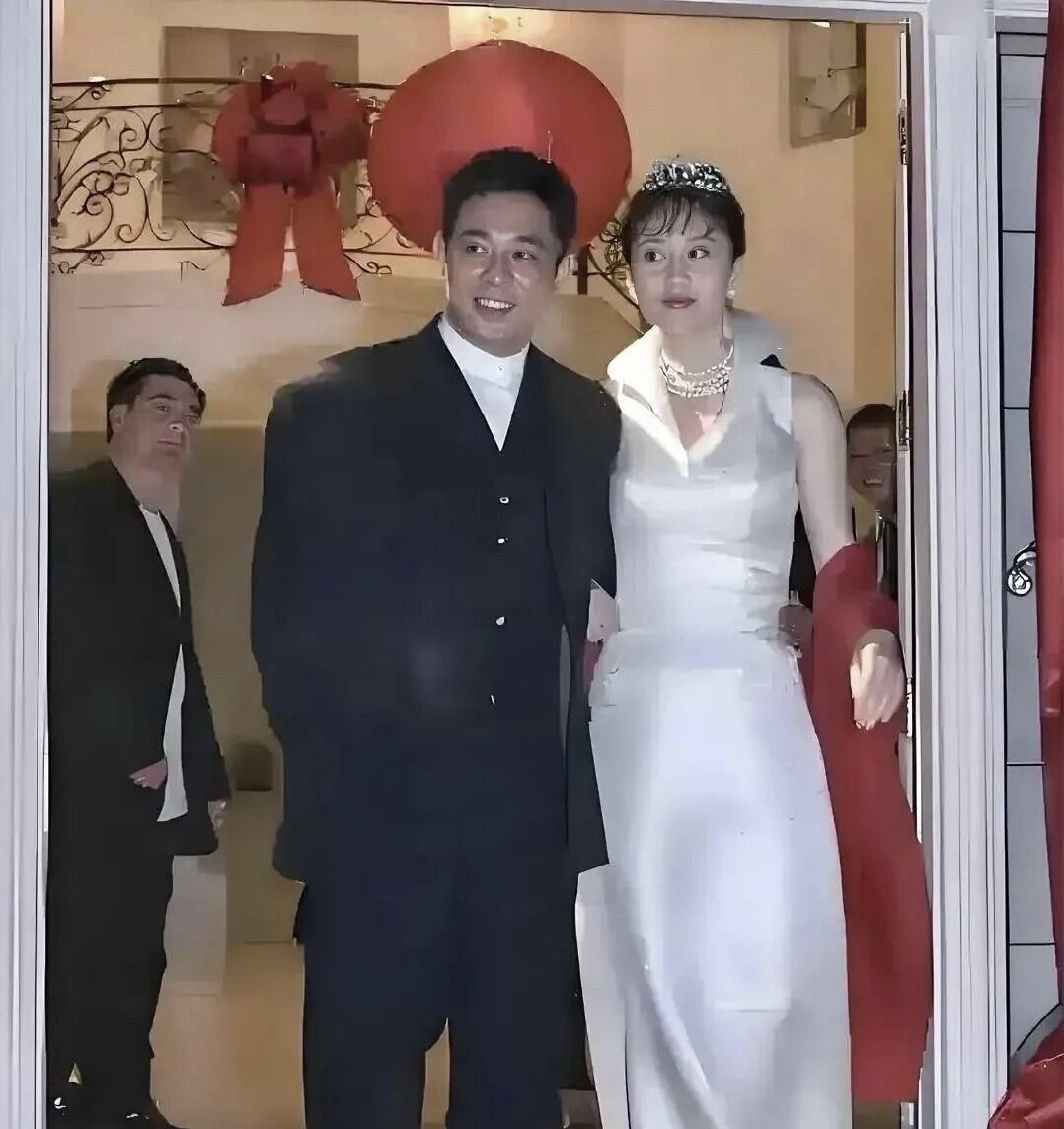 其实在这张90年代李连杰大婚的照片里，并没有看出来利智的颜值有多高，她看起来皮肤
