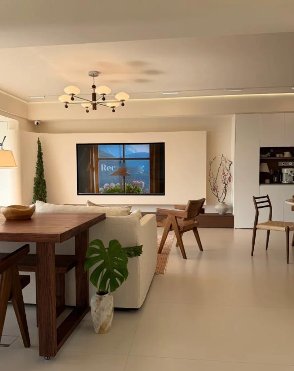 花了300万买的婚房，新房交付才发现窗户只剩一半！（惊）腰线凸出半米，阳光全挡死