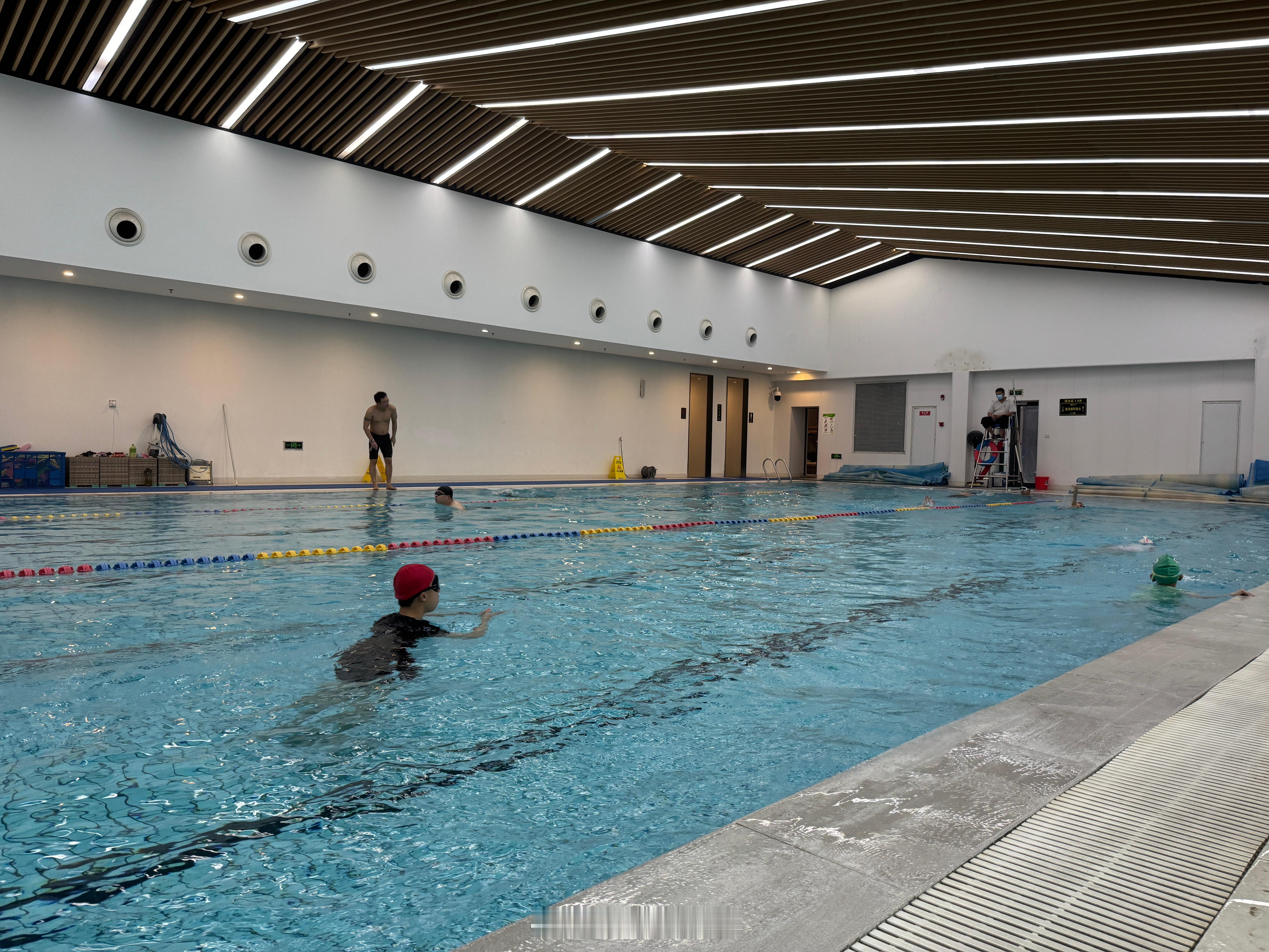 游泳1200米，明天应该可以继续游。说我心率控制得不错。其实，游泳和跑步不一样