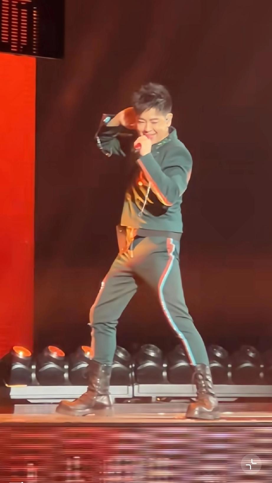 看了林志颖的造型，简直让人眼前一黑又一黑！本来个子就不好，穿了条紧身裤，身