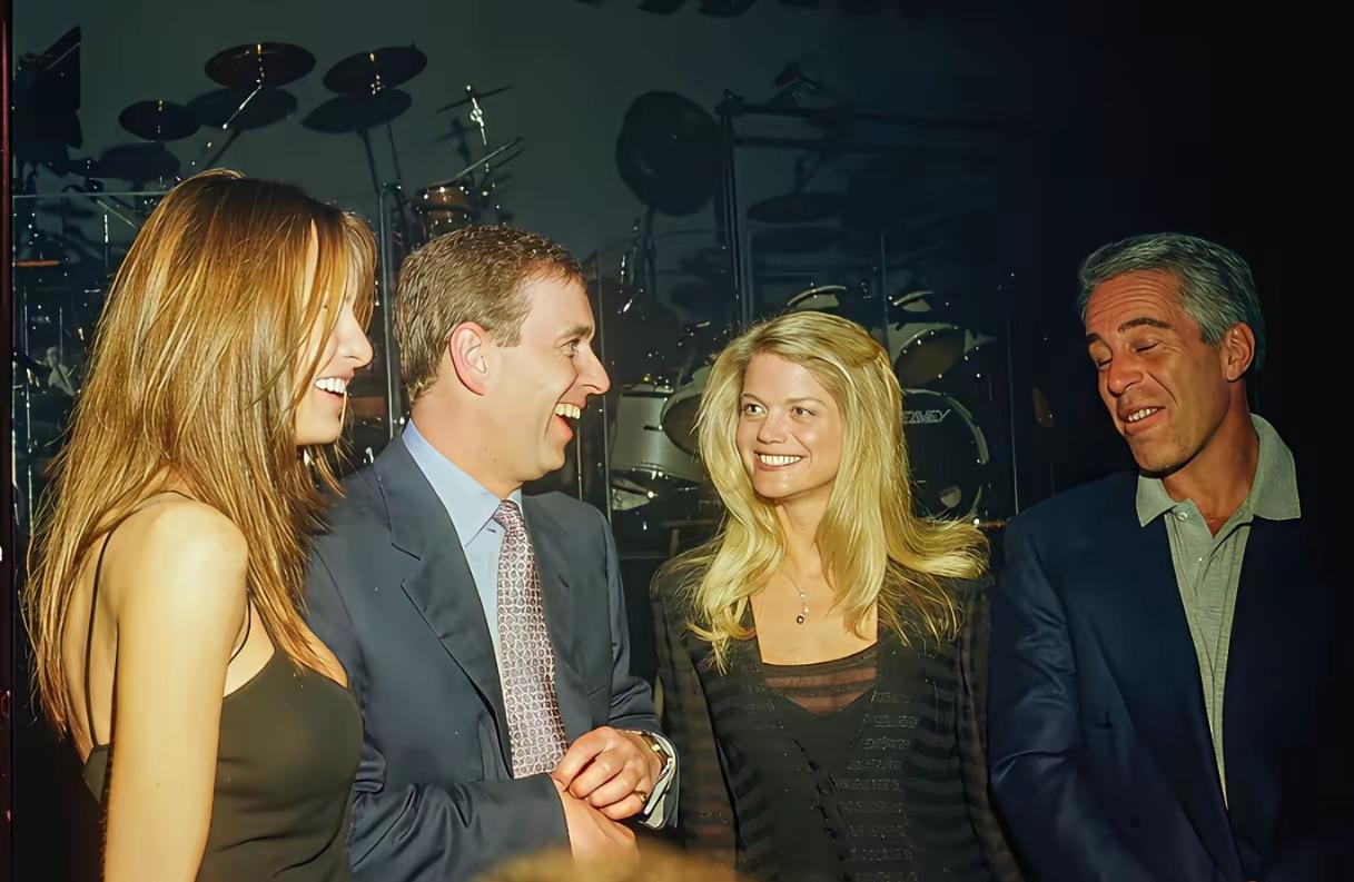 这张“历史”照片，如果不是合成和PS，那是真的让人“惊喜”！为何？因为坐实了这