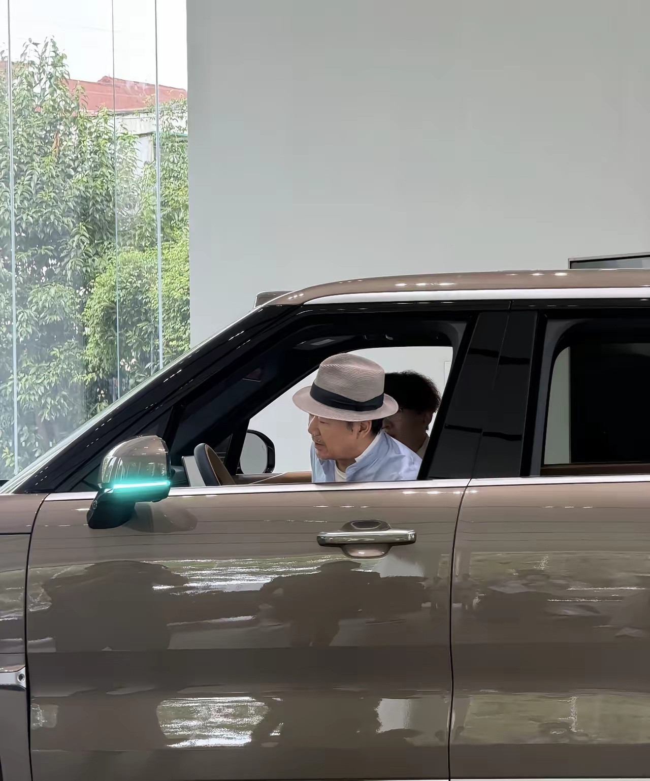 71岁张国立现身4s店买国产豪华电车，从试驾到买车不到半小时，太豪气了。