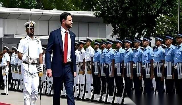 那个叫万斯的年轻人，一旦坐上美国头把交椅，他递给欧洲盟友的第一张牌，可能就是一张