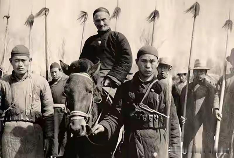 1929年，甘肃靖远县城外，一千多个饿疯了的人扛着云梯、举着大刀，准备拼命。