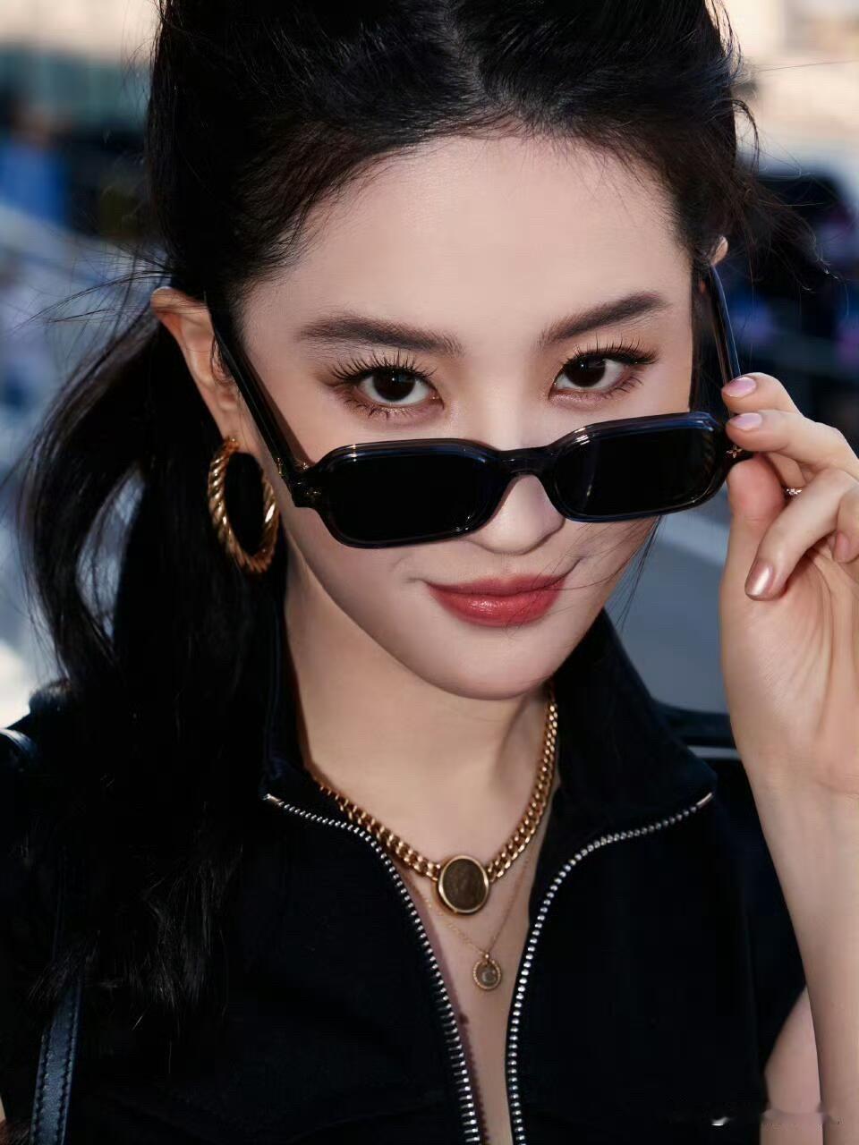 刘亦菲骨架小也吃亏，刘亦菲明明那么瘦，但是脸上还是肉嘟嘟的，手臂同样也是有很多