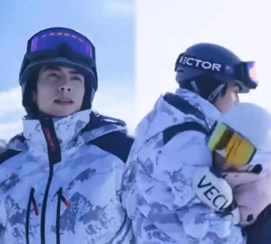 滑雪替身一句话：摔是真摔，疼是真疼。导演一句“直接扑”，替身姑娘从坡上冲下