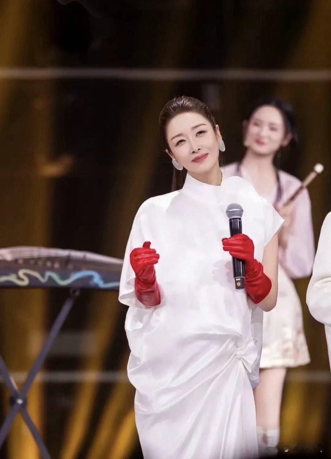 郑秀文撞脸孙悦，两人还挺默契，都戴了洗碗手套。