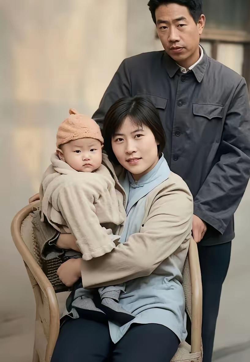 贾平凹的前妻韩俊芳长得真漂亮，是丹凤县剧团的大美女。他在一篇文章里说过，发现自己