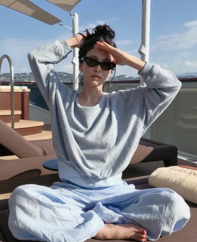 宋慧乔真的是越“素”越美呀！她比较适合简约学风的穿搭！偏爱低饱和度的基础单品，