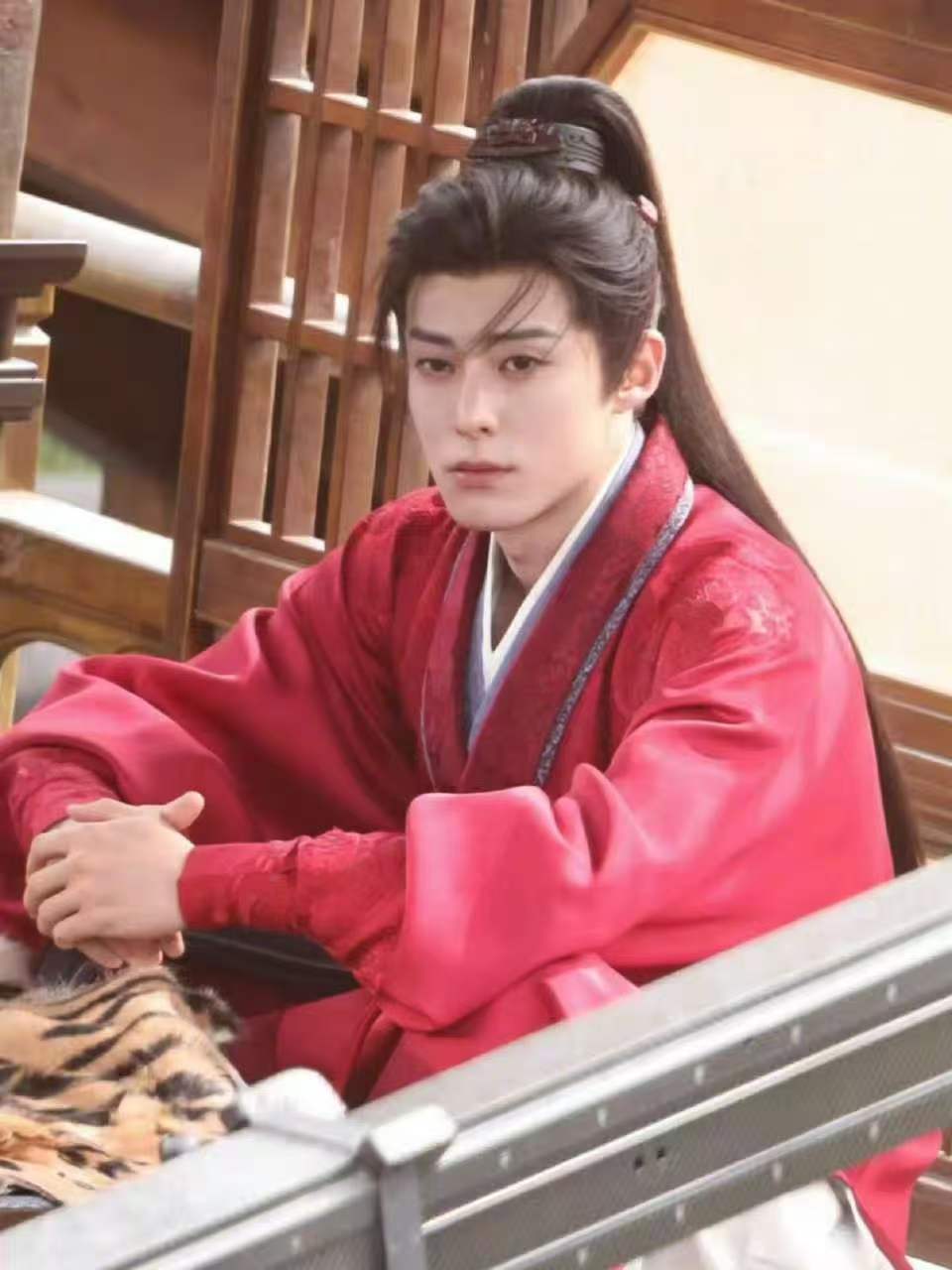 王鹤棣将门独后红衣高马尾造型王鹤棣谢景行红衣高马尾路透王鹤棣《将门独后》谢景行