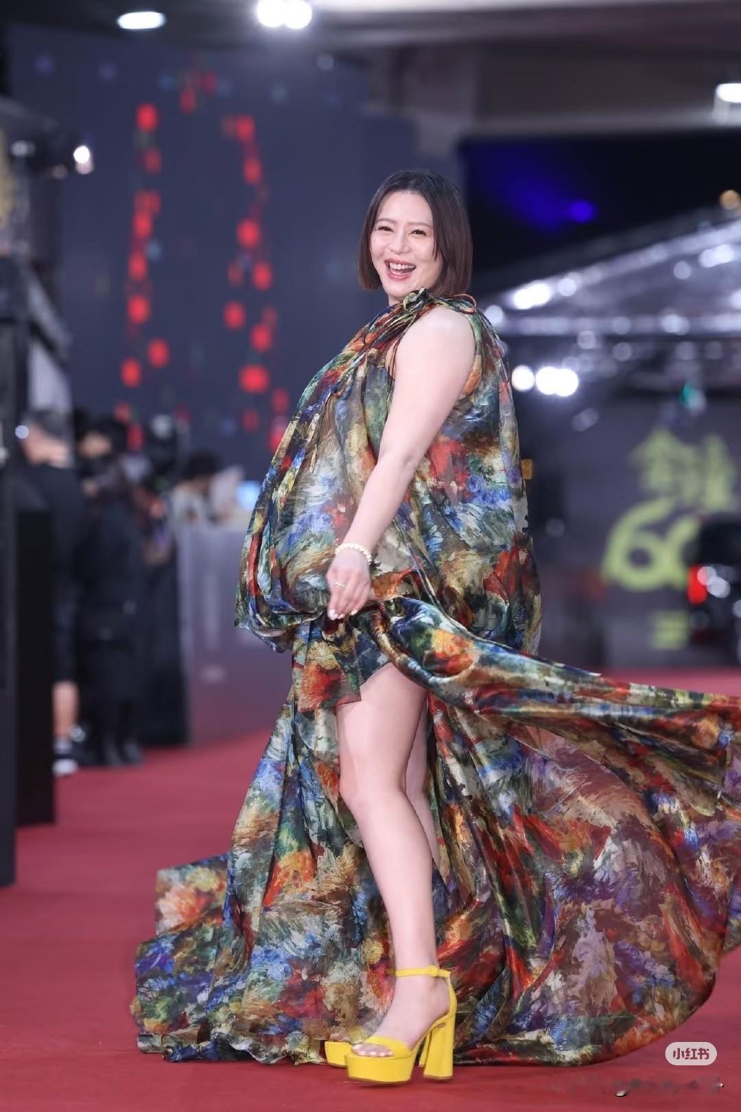 路没选对努力白费不信你看阿奴刘品言出道即巅峰，现在却混到孕晚期还要踩着恨天高