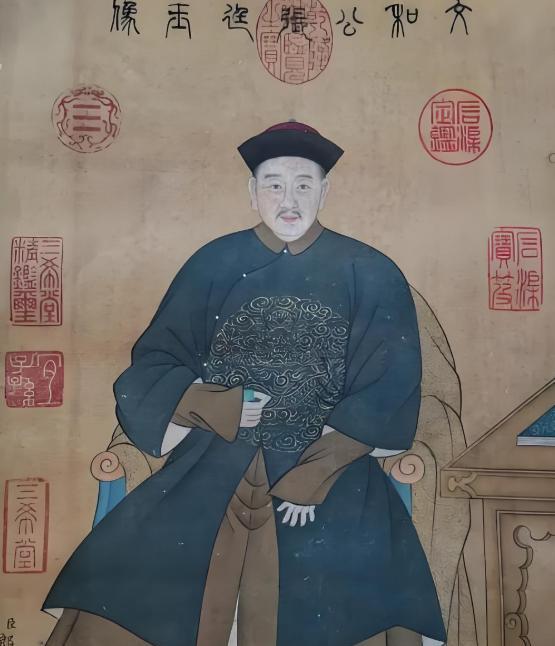 张廷玉的父亲张英是雍正的老师，他有个很有名的典故，就是那个“六尺巷”。桐城张家