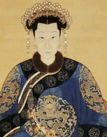 乾隆二十二年，康熙皇帝的定妃万琉哈氏在儿子胤祹的王府中安详辞世，享年97岁。定妃