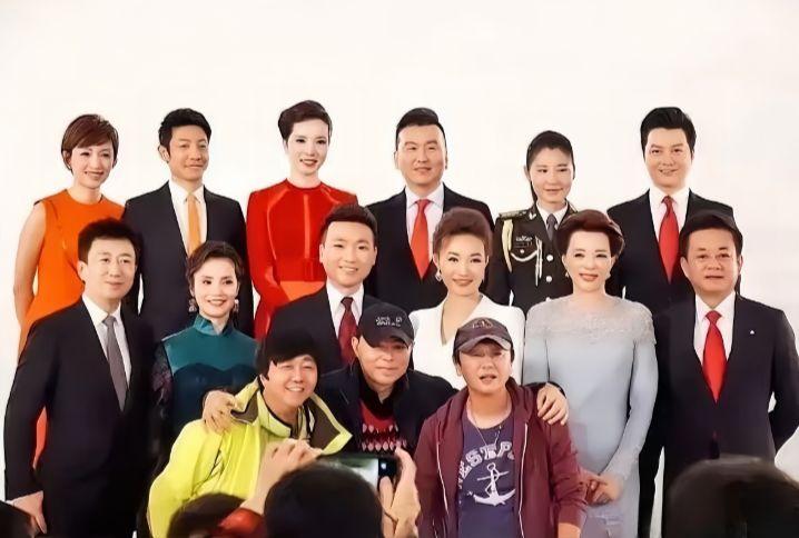 央视主持人这张大合影，可以说是妥妥的神仙阵容。撒贝宁、康辉、朱军、董卿、刚强