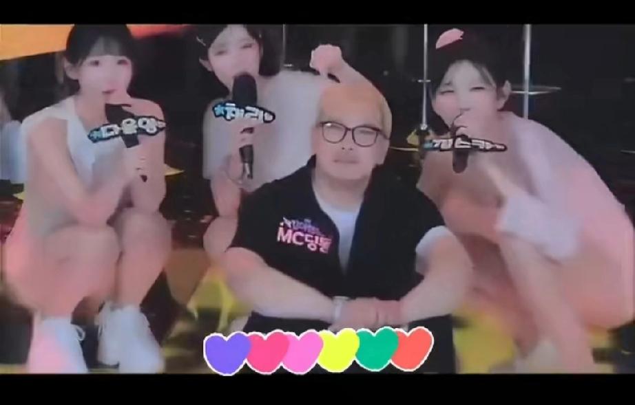 韩国综艺节目直播时男主持人暴打女主持人震惊所有嘉宾！目前女子A某已对男主持提起诉