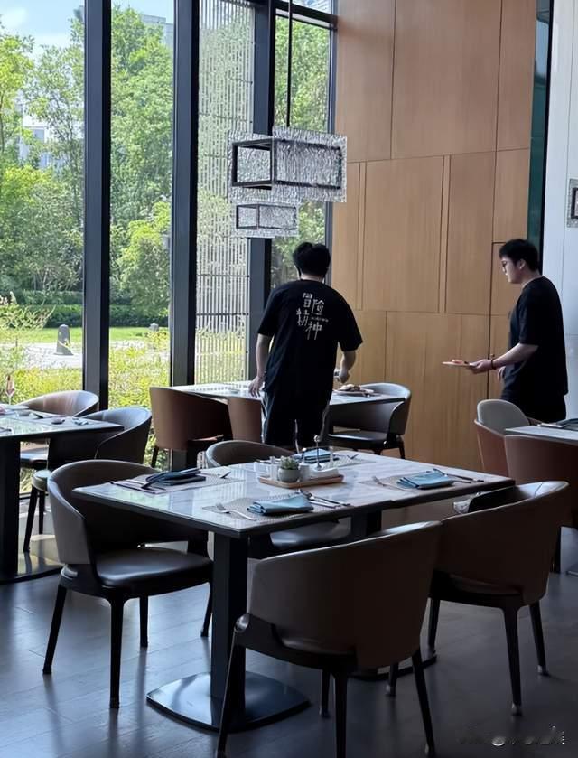 我朋友说，在私下里亲眼见到毛不易了她说了一个大实话，是关于毛不易的一个缺点，