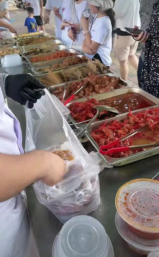 石家庄的头部大酒店集体摆摊，真是活久见！云臻世贸大酒店、光明渔港、渝乡辣婆婆