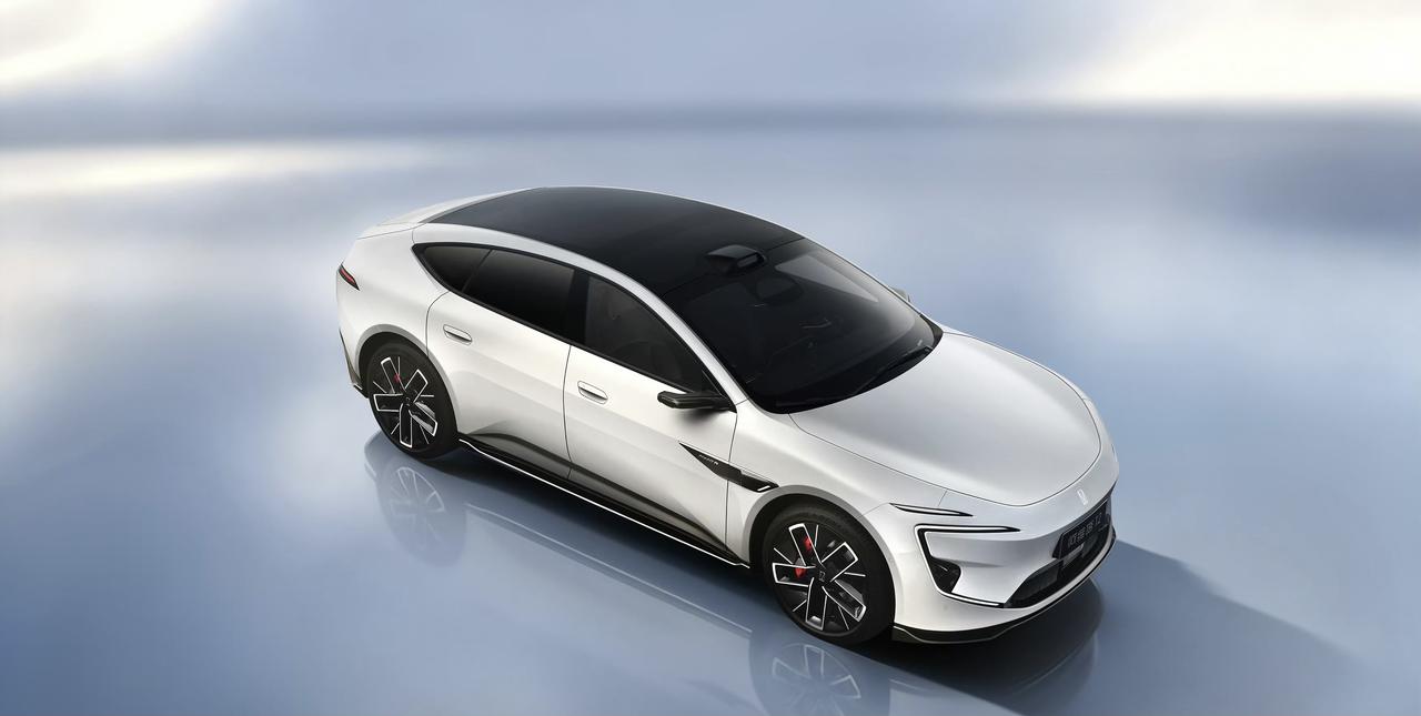 新款阿维塔12官图发布，激光雷达位置改动太有看点了。之前前向激光雷达在牌照框下方