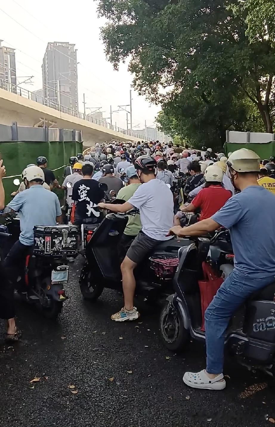 广州“电鸡围城”早高峰堵到怀疑人生！广州的早高峰，已经被电鸡（电动自行车）
