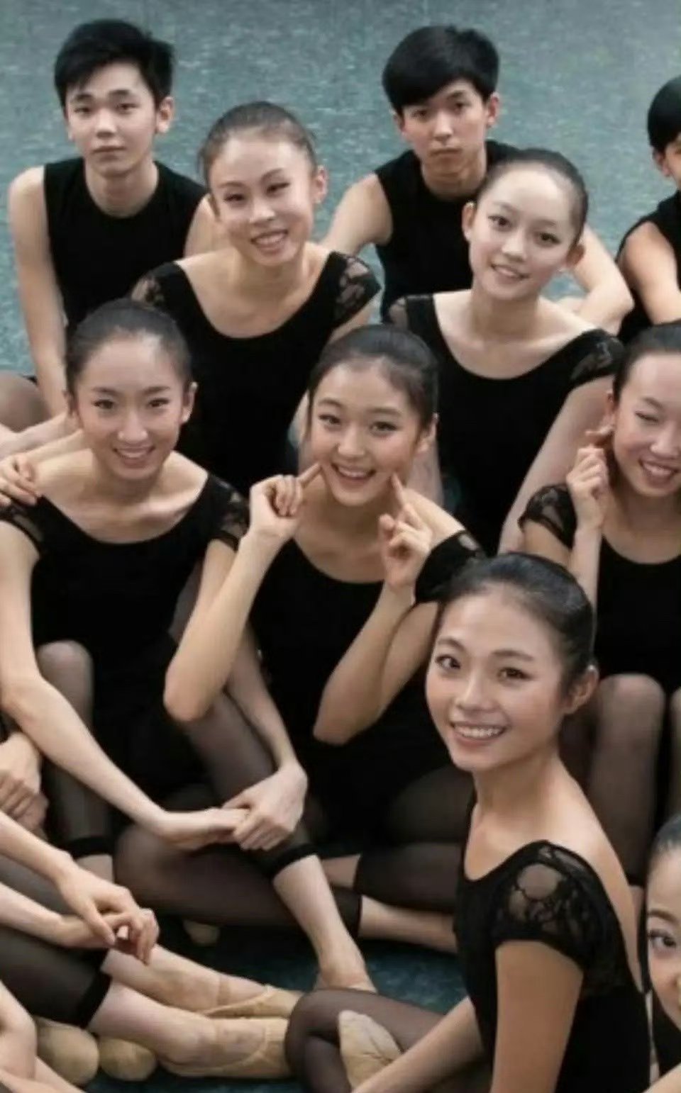 孙千当年在北舞附中时的照片，清纯又可爱