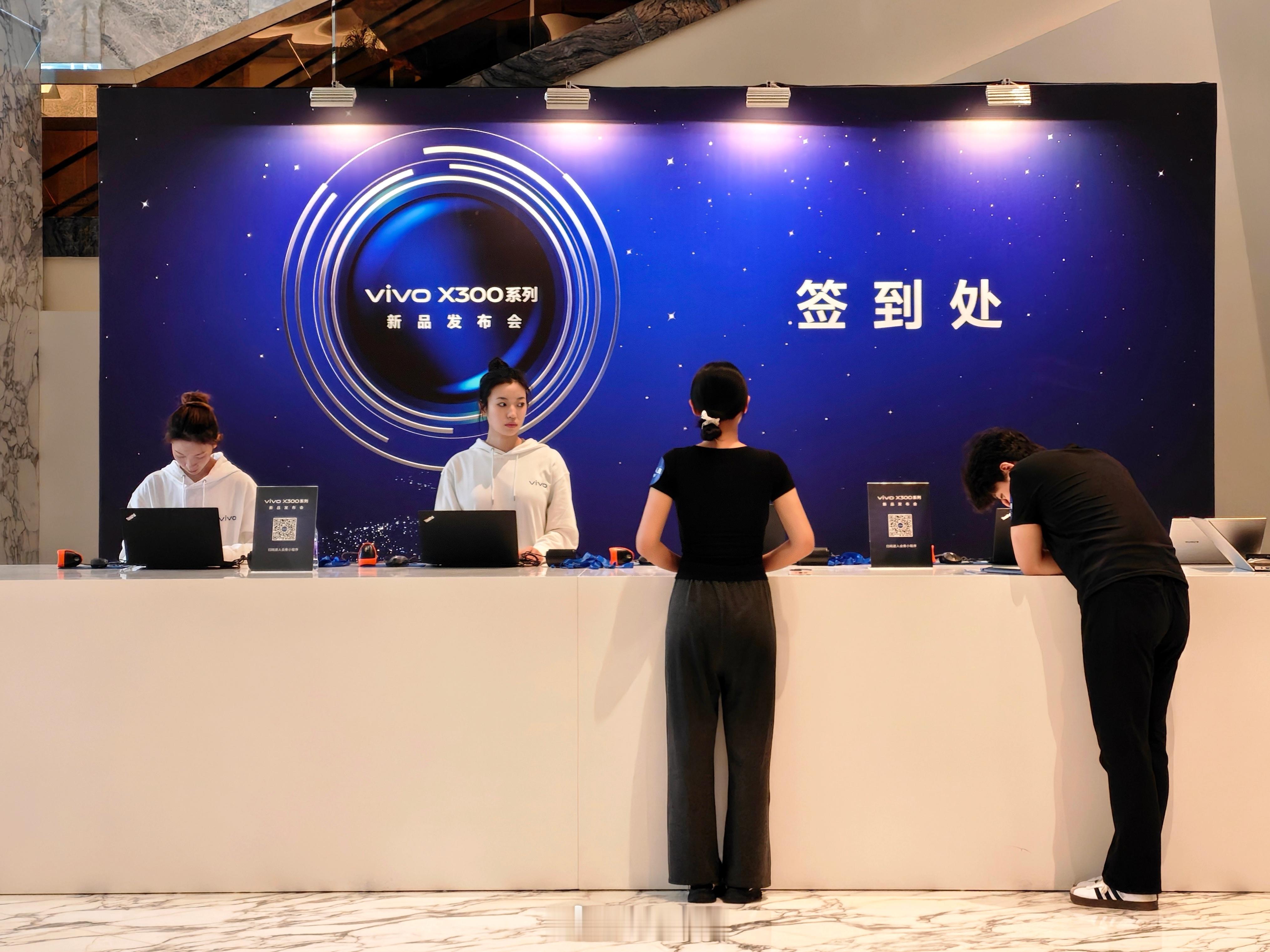 最喜欢上海的活动了！自己开车很快就到。期待明晚的vivoX300系列新品发