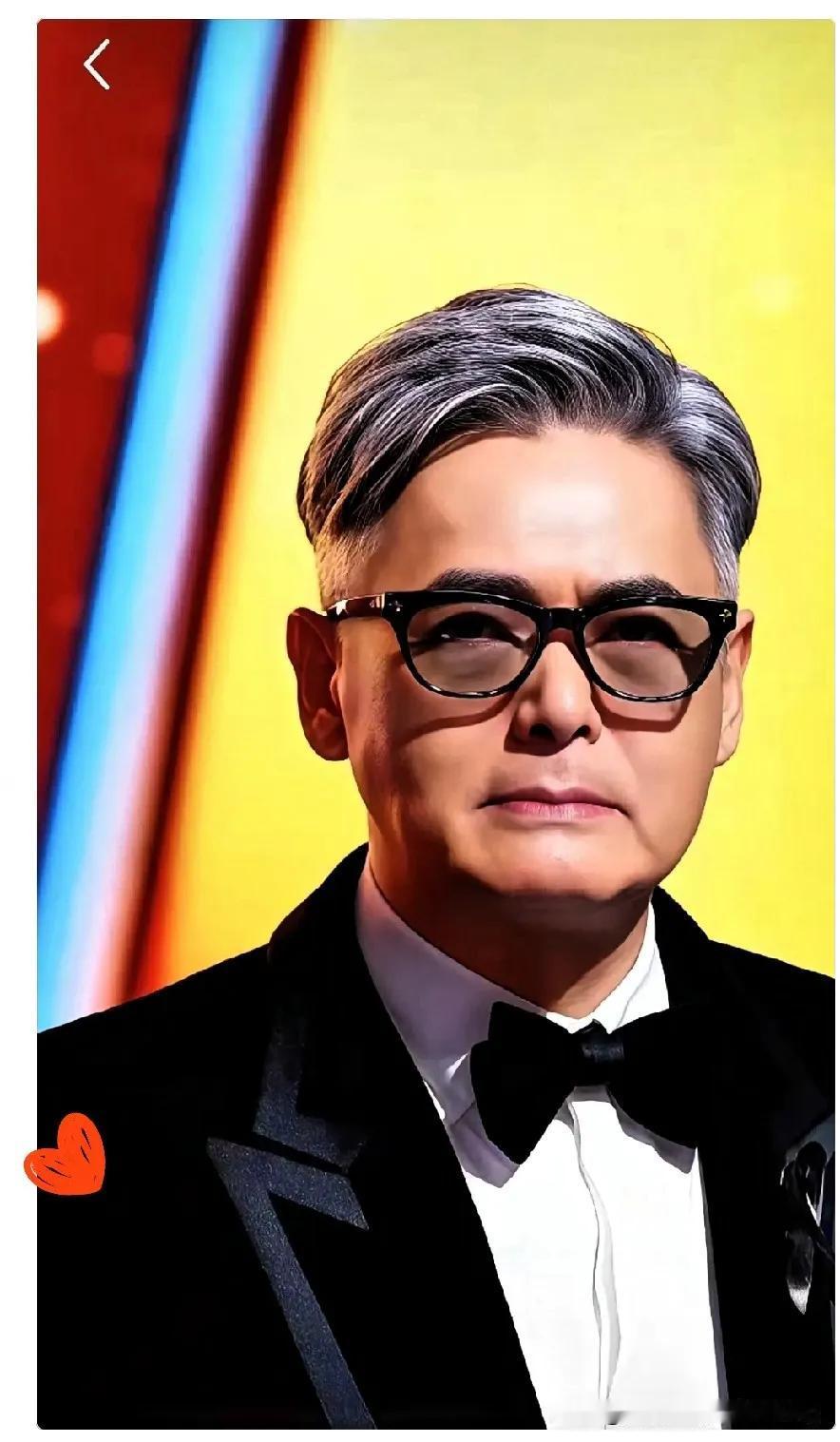 70岁的周润发站在领奖台上，第一眼我是真没敢认，头发全白了，人也瘦脱了相。但