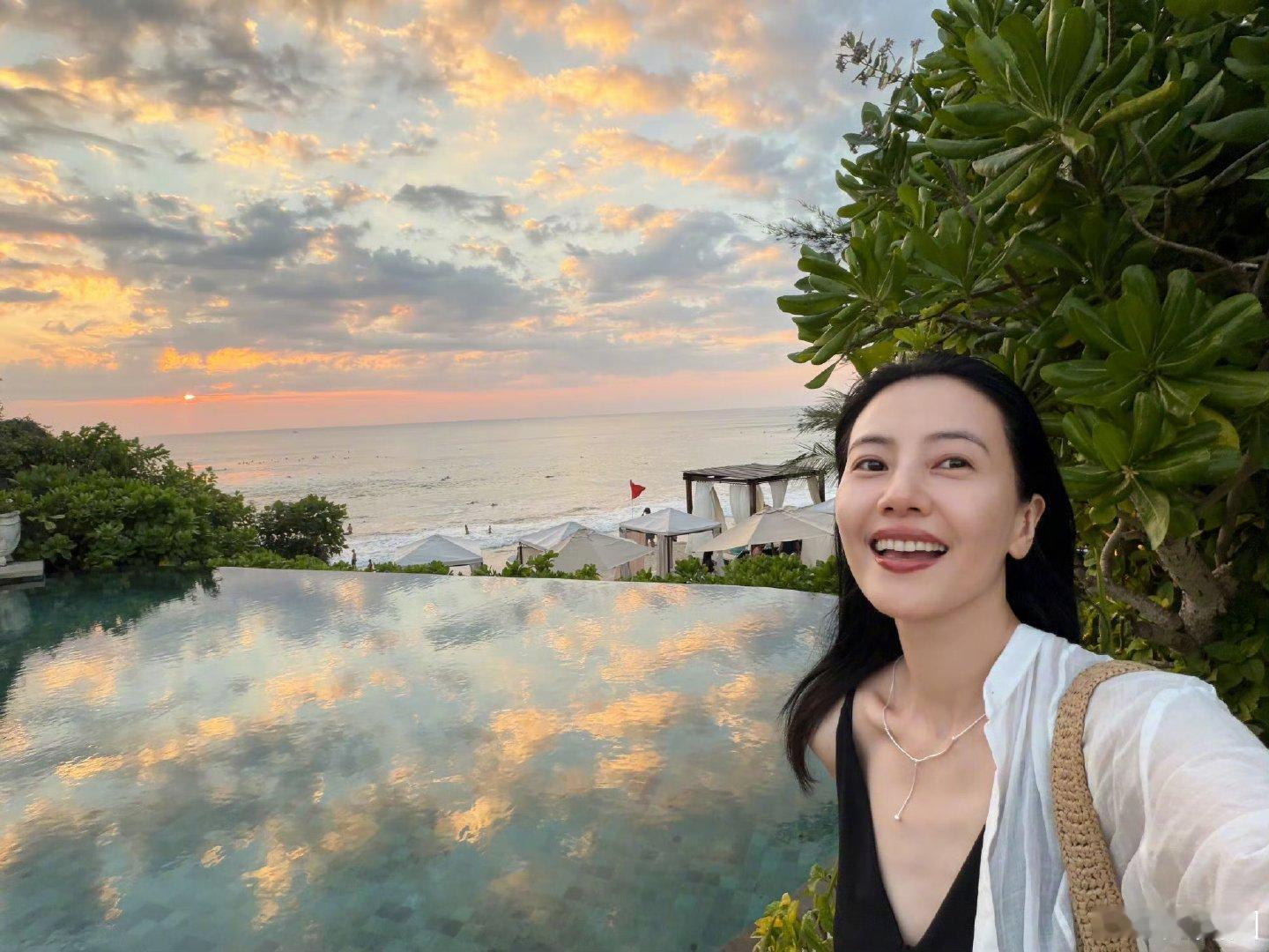 高圆圆9宫格高圆圆47岁状态每一帧都很有故事感，九宫格写真尽显温婉，高圆圆的状态
