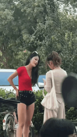 街头一景。两闺蜜见面，红衣女子上前质问闺蜜:你连我的墙角也敢挖？背包女子很