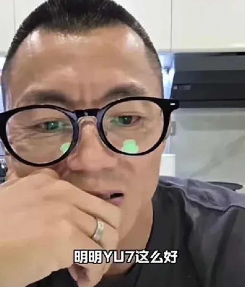 有些米粉的脑回路果然是别具一格。陈震直播时，有一位米粉在直播间质问陈震：小米Y