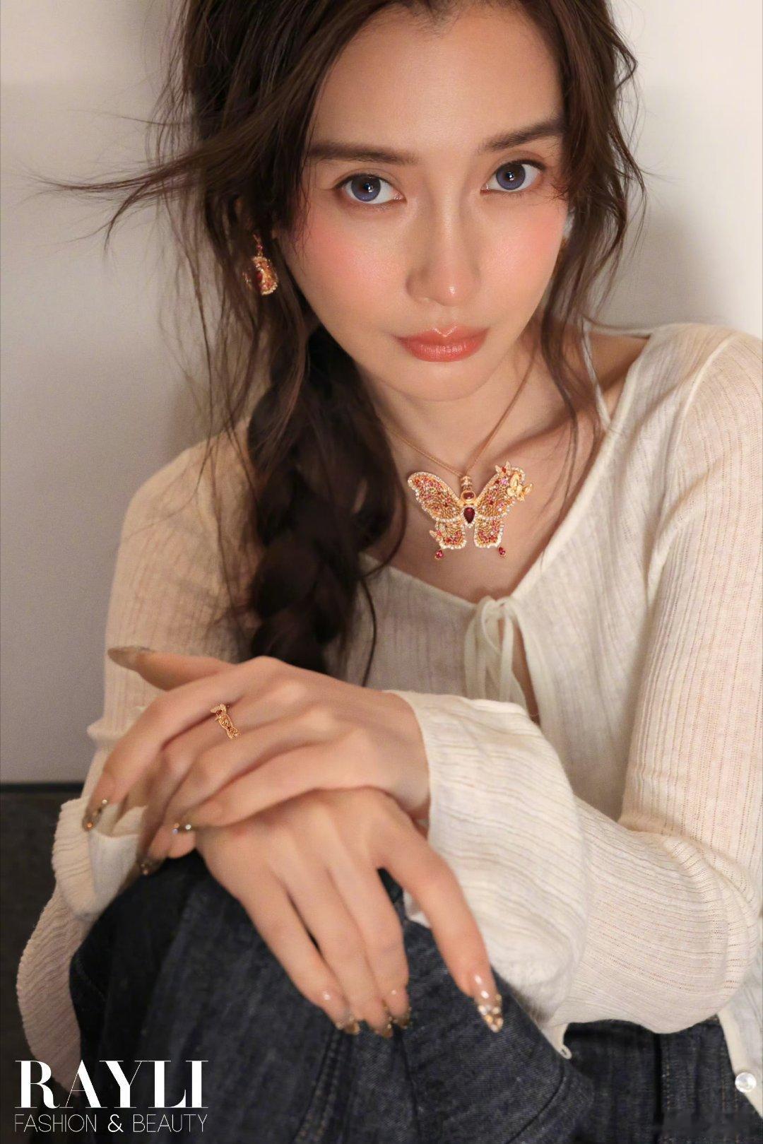 angelababy瑞丽封面青石巷深处，一位撑伞的江南美人，恍若旧时光里的梦