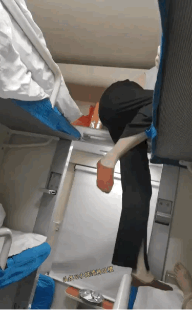 看到这一幕，终于明白很多女生不喜欢上铺的原因了……火车上很多三层卧铺设计的真不
