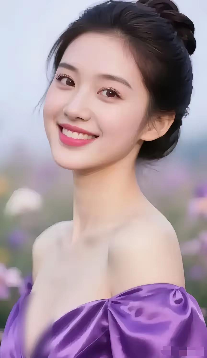 紫缎裙裁出优雅弧度，发髻挽起，笑意绽在花海间。她像从童话里走来的精灵，把浪漫与明
