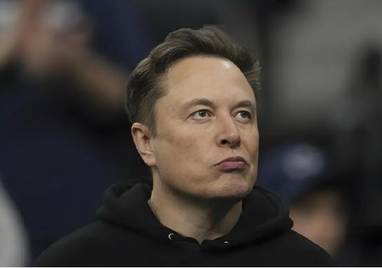 很多人笑话马斯克不懂政治，花了大把美金支持老铁，结果两人还闹翻了。现在才发现，原