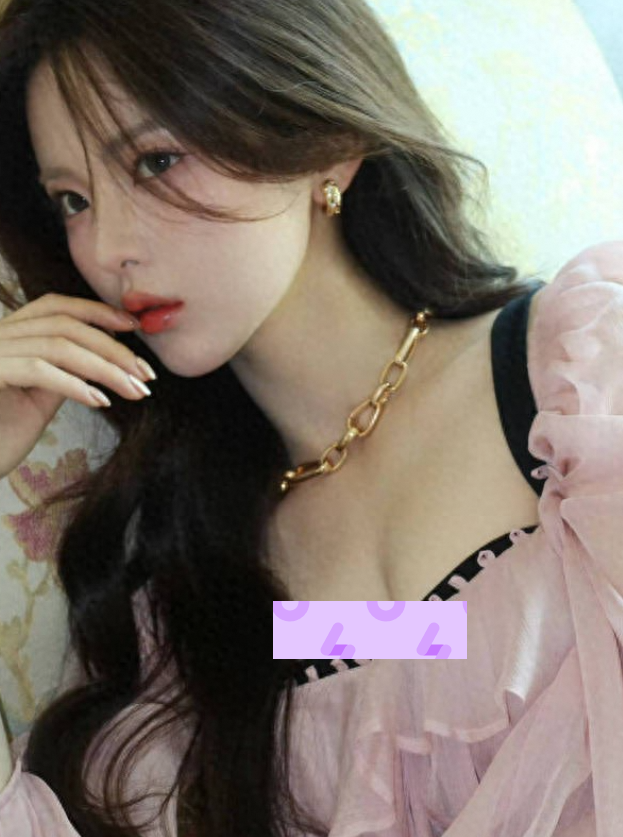 杨超越粉色吊带裙造型大波浪配粉妆宛如少女蔷薇