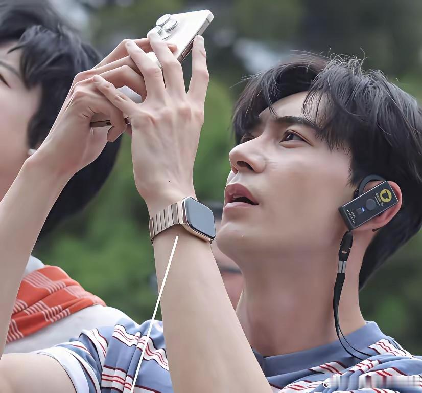 跟陈星旭搭戏，心脏要够大。他不是在演戏，是拿着手术刀，一帧帧给你抠细节。《我们的