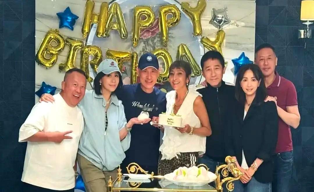 梁朝伟张学友凑在一桌，风头竟被一个当了婆婆的女人抢光了。上山诗纳切下62岁生日蛋糕，底下坐着半个香港