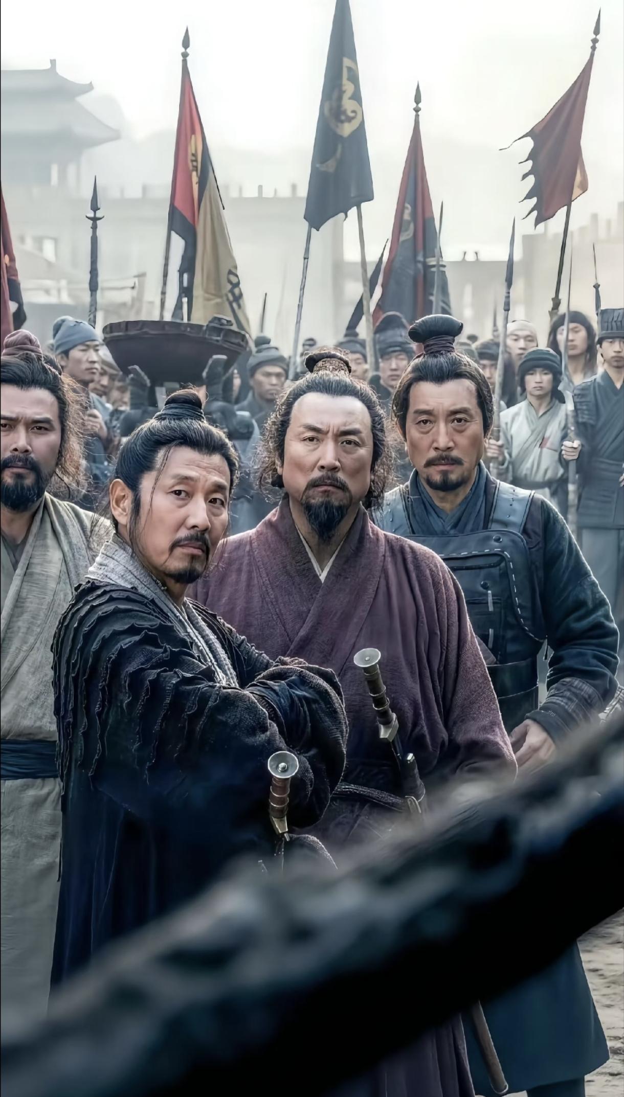 公元前202年的冬天，刘邦站在项羽的墓前。手里攥着酒坛，往地上倒了三杯酒。